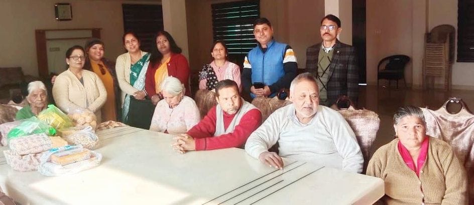वृद्धा आश्रम में हुआ तहरी भोज वृद्धा आश्रम में हुआ तहरी भोज