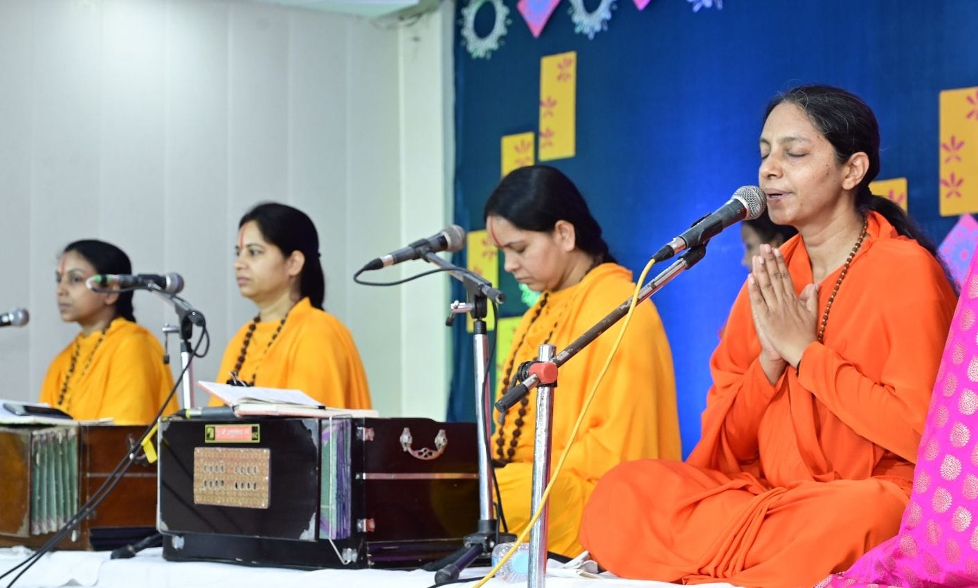 वृंदावन योजना कॉलोनी सेक्टर-6बी में दिव्य ज्योति जागृति संस्थान की ओर से सत्संग करती साध्वी शाल