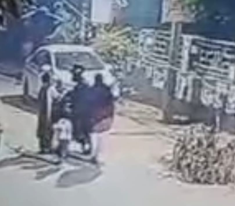 10...रोहतक के माॅडल टाउन में डबल पार्क के पास से बच्चों को लेकर पैदल आतीं महिला गीता। स्रोत : व