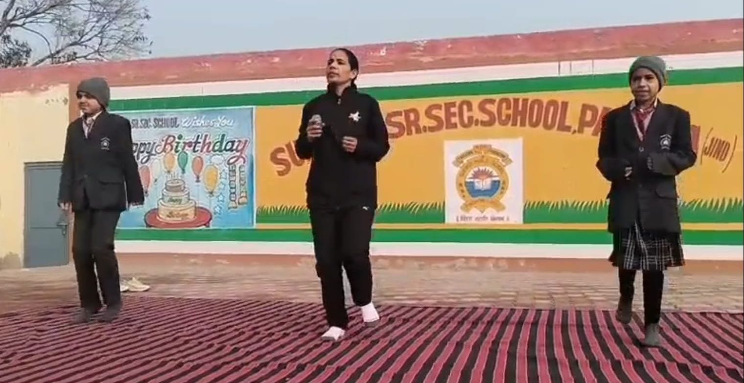 19जेएनडी23: स्कूल में योगाभ्यास करते हुए विद्यार्थी। स्रोत योग शिक्षिका 19जेएनडी23: स्कूल में योगाभ्यास करते हुए विद्यार्थी। स्रोत योग शिक्षिका