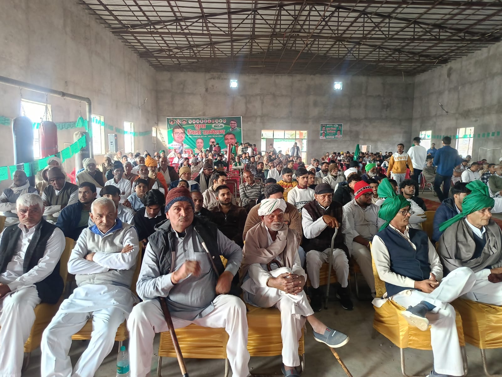 19jjrp10- बेरी के खेल स्टेडियम में आयोजित युवा इनेलो के जिला स्तरीय सम्मेलन को संबोधित करते इन
