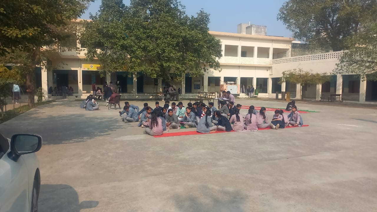 19jjrp22- पुरानी तहसील रोड पर स्कूल जाने के लिए बस का इंतजार करते बच्चे और अभिभावक। संवाद 19jjrp22- पुरानी तहसील रोड पर स्कूल जाने के लिए बस का इंतजार करते बच्चे और अभिभावक। संवाद