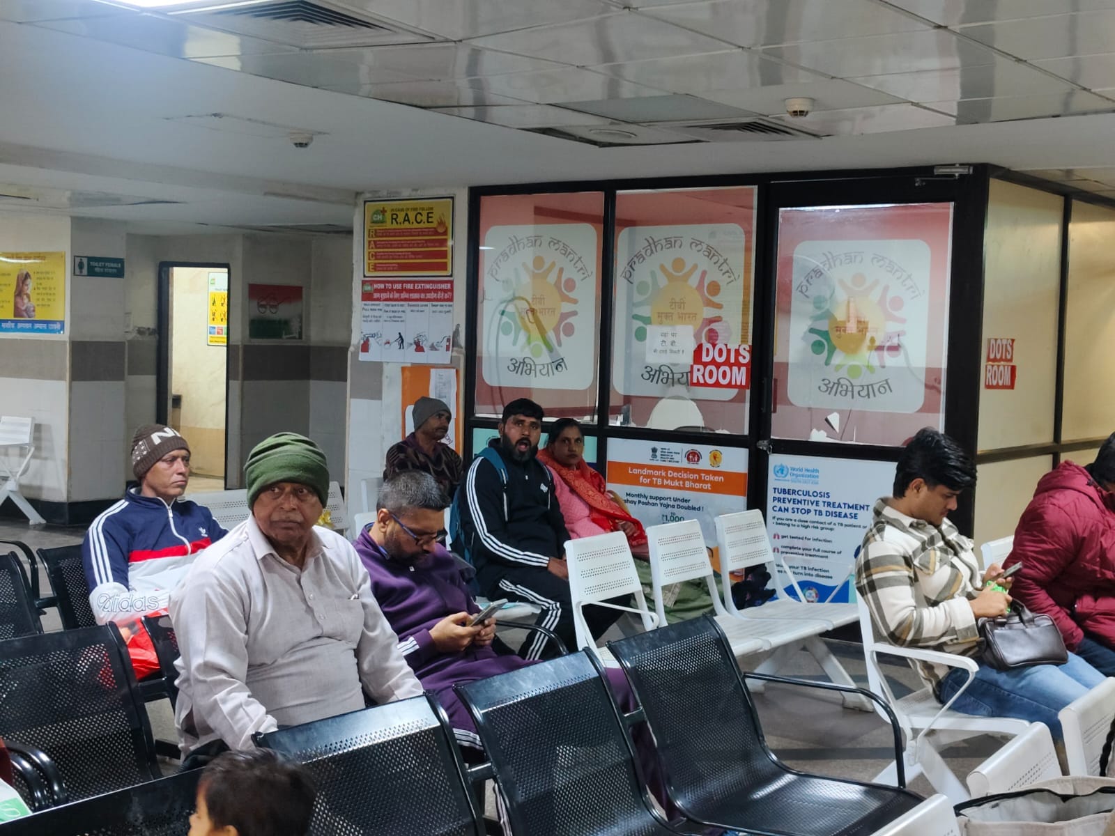 अंबाला कैंट के नागरिक अस्पताल में लगी शिकायत पेटी को देखते हुए कायाकल्प की टीम में शामिल डॉक्ट