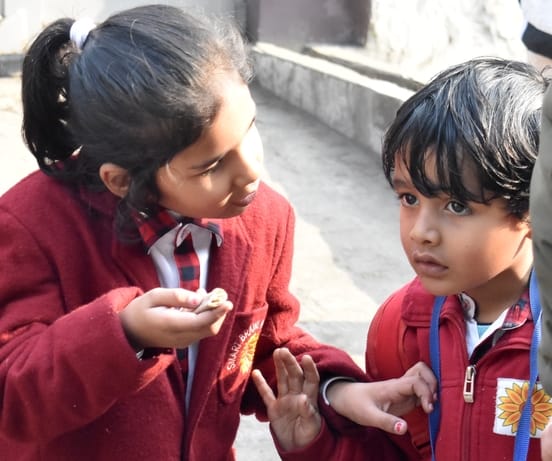 अमर उजाला....धूप ने दिलाई ठिठुरन से मुक्ति....वेस्ट एंड रोड स्थित स्कूल से छुट्टी के बाद घर जात अमर उजाला....धूप ने दिलाई ठिठुरन से मुक्ति....वेस्ट एंड रोड स्थित स्कूल से छुट्टी के बाद घर जात