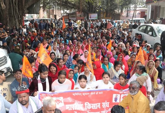 बिजनौर में प्रदर्शन करते हुए कलक्ट्रेट जाते बंगाली समाज के लोग व किसान। संवाद बिजनौर में प्रदर्शन करते हुए कलक्ट्रेट जाते बंगाली समाज के लोग व किसान। संवाद