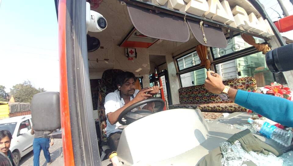 बस ने मारी कार को टक्कर घायल को उपचार के लिए पहुंचाया जिला अस्पताल रोड पर लगा जाम से