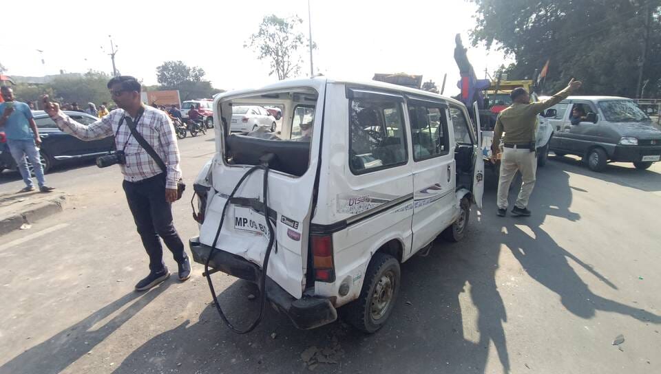 बस ने मारी कार को टक्कर घायल को उपचार के लिए पहुंचाया जिला अस्पताल रोड पर लगा जाम से