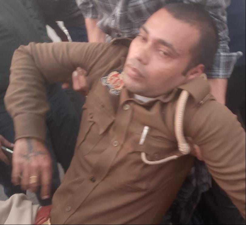 डीसीएम से टक्कर में क्षतिग्रस्त कार व घायल सिपाही। डीसीएम से टक्कर में क्षतिग्रस्त कार व घायल सिपाही।