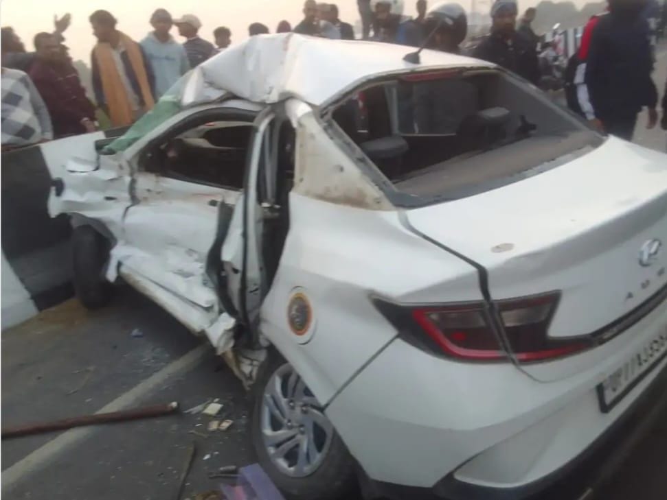 डीसीएम से टक्कर में क्षतिग्रस्त कार व घायल सिपाही। डीसीएम से टक्कर में क्षतिग्रस्त कार व घायल सिपाही।