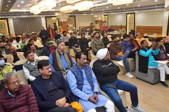 फेडरेशन ऑफ ऑल इंडिया व्यापार मंडल के यातायात पर पुलिस के साथ हुए जन संवाद में संबोधित करते एडीस