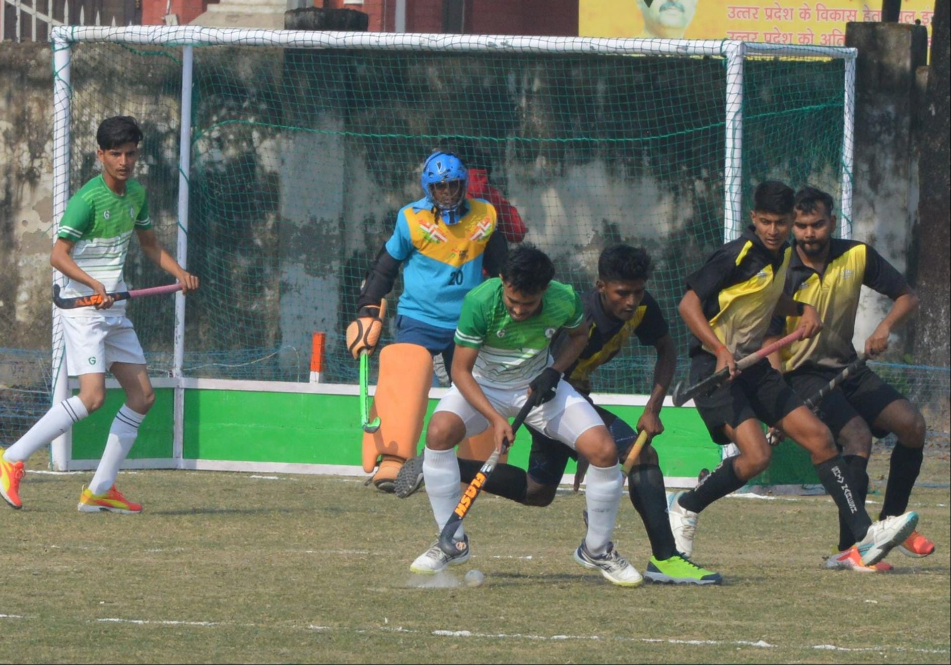 फोटो-02- श्रीश चंद्र मेमोरियल प्रादेशिक हॉकी टूर्नामेंट में खिलाड़ियों से परिचय प्राप्त करते पू