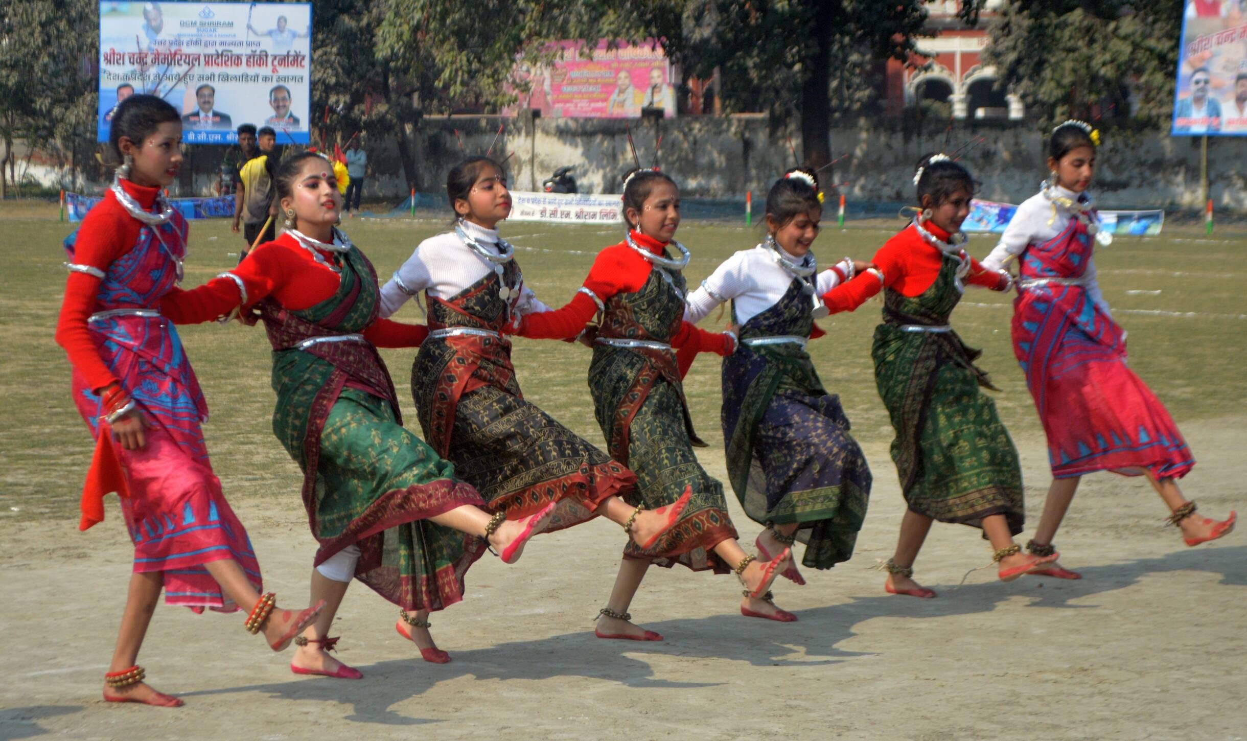 फोटो-02- श्रीश चंद्र मेमोरियल प्रादेशिक हॉकी टूर्नामेंट में खिलाड़ियों से परिचय प्राप्त करते पू