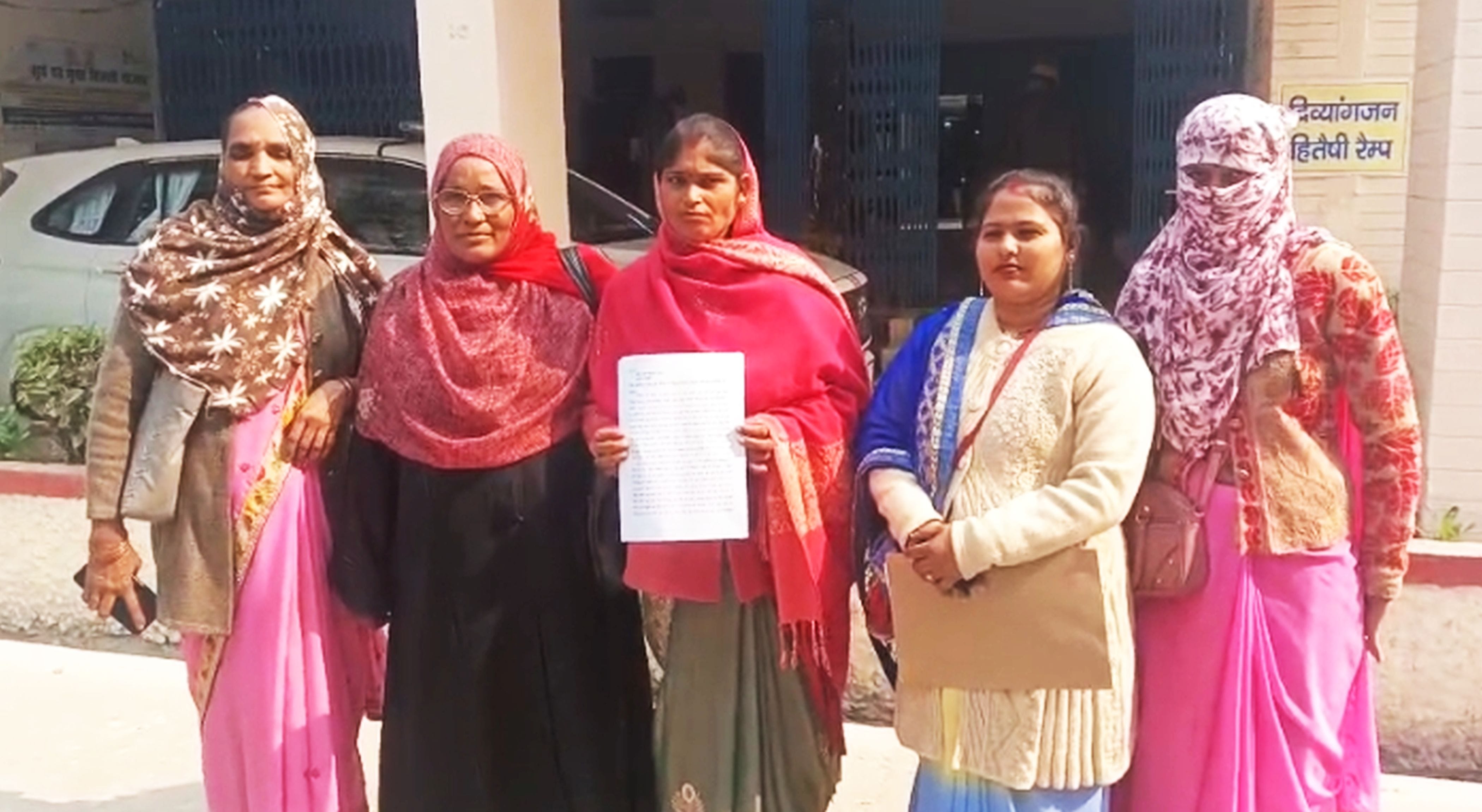 फोटो-08-डीएम कार्यालय के बाहर ज्ञापन के लिए खड़ी आंगनबाड़ी कार्यकर्ता। संवाद