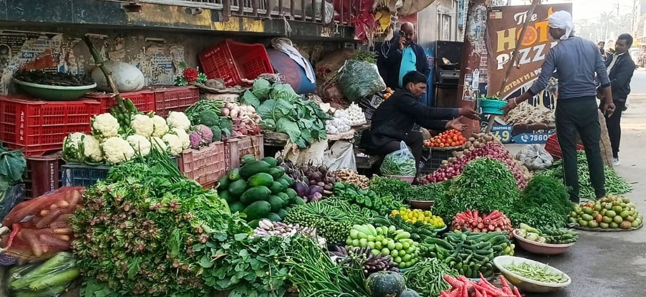 फोटो-10-शहर के वर्मा चौराहे में लगी सब्जी की दुकान। संवाद