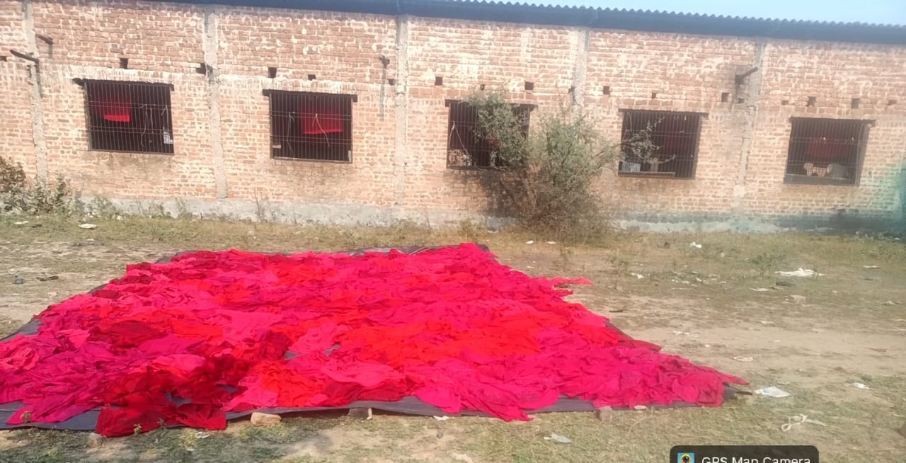 फोटो-14 लकूला के पास एक कारखाने में छपाई करते कारीगर। संवाद फोटो-14 लकूला के पास एक कारखाने में छपाई करते कारीगर। संवाद