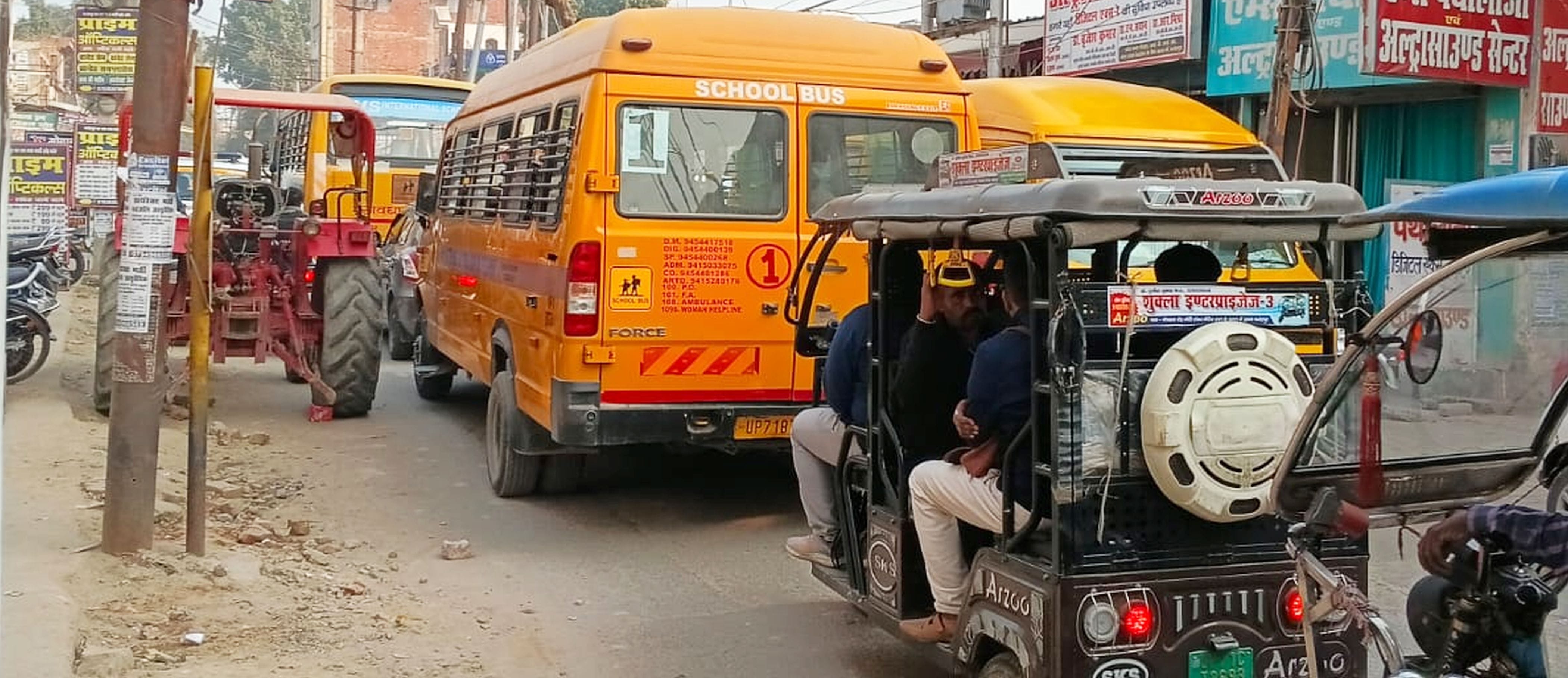 फोटो-17-पटेलनगर चौराहे पर आईटीआई रोड में लगा जाम। संवाद