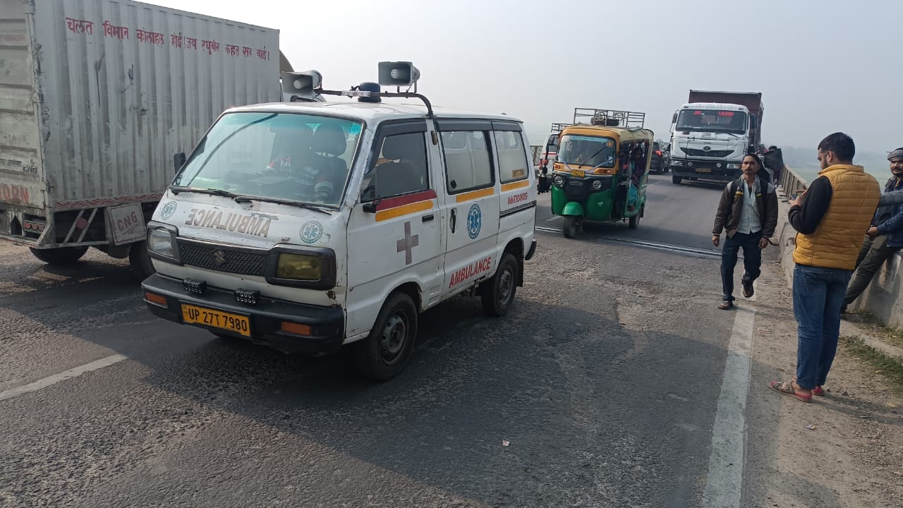 फोटो 19 एचएएमपी 18- बेतवा पुल पर लगी वाहनों की लंबी कतार। संवाद