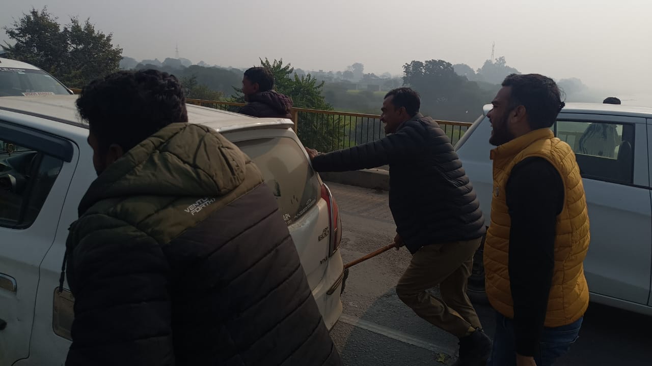 फोटो 19 एचएएमपी 18- बेतवा पुल पर लगी वाहनों की लंबी कतार। संवाद