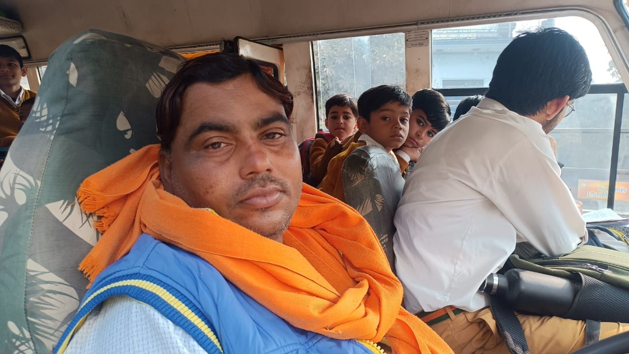 फोटो 19 एचएएमपी 18- बेतवा पुल पर लगी वाहनों की लंबी कतार। संवाद