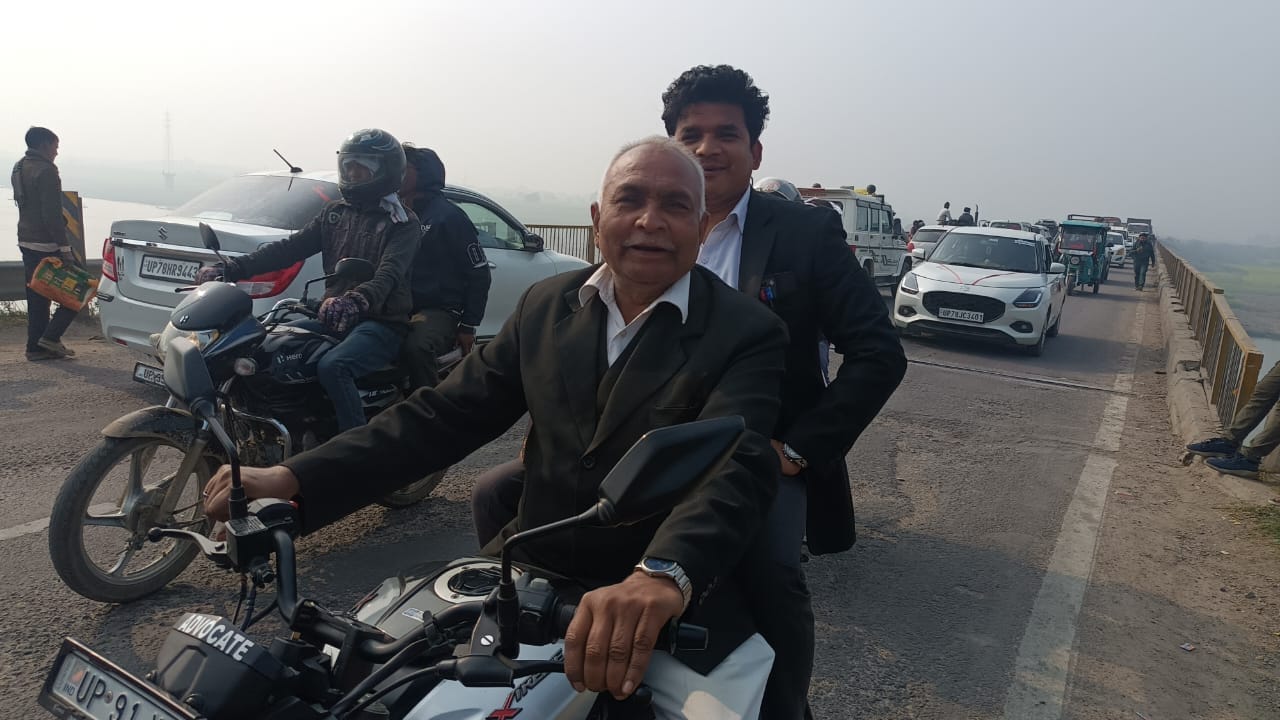 फोटो 19 एचएएमपी 18- बेतवा पुल पर लगी वाहनों की लंबी कतार। संवाद