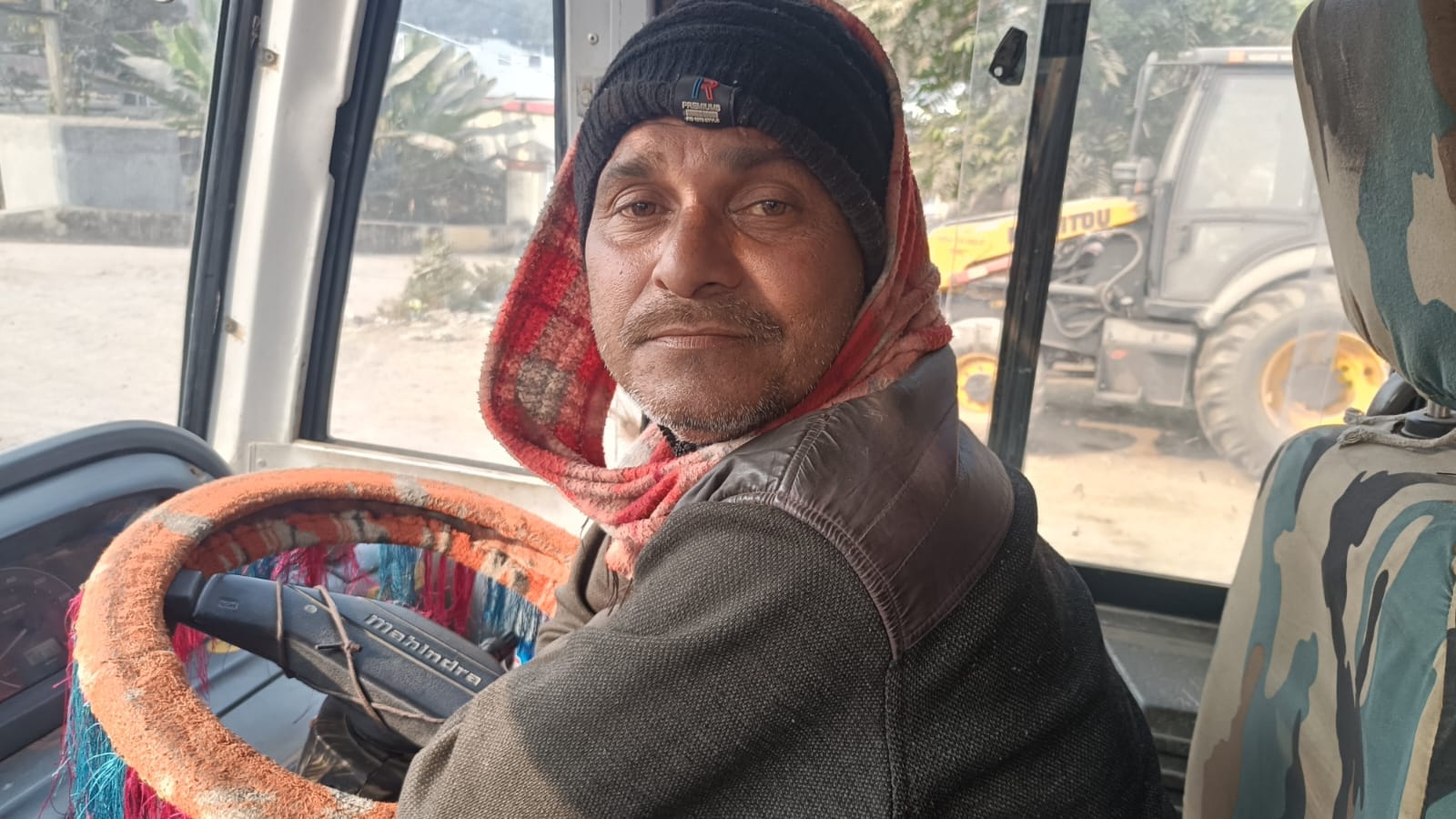 फोटो 19 एचएएमपी 18- बेतवा पुल पर लगी वाहनों की लंबी कतार। संवाद