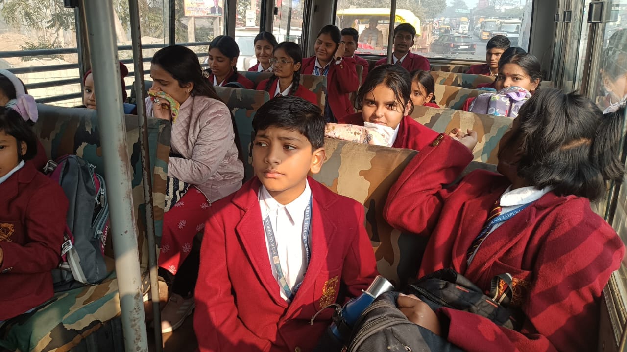 फोटो 19 एचएएमपी 18- बेतवा पुल पर लगी वाहनों की लंबी कतार। संवाद