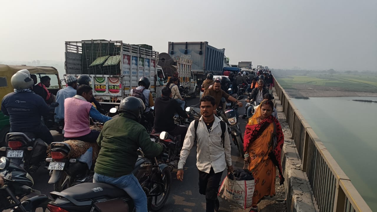 फोटो 19 एचएएमपी 18- बेतवा पुल पर लगी वाहनों की लंबी कतार। संवाद