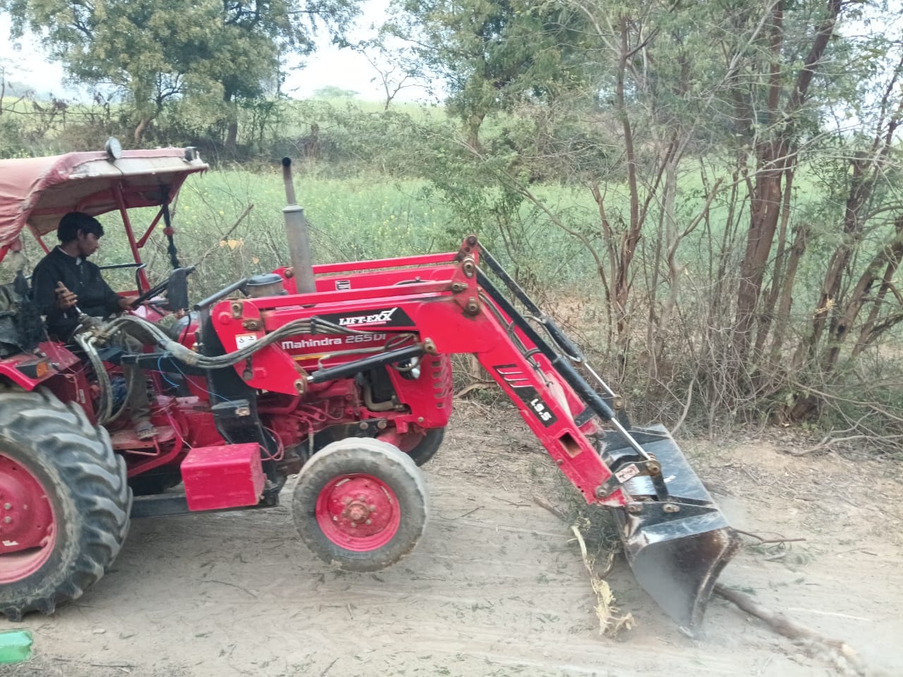 फोटो-21-डकोर में कब्जा घटवाती राजस्व व पुलिस विभाग की टीम। संवाद