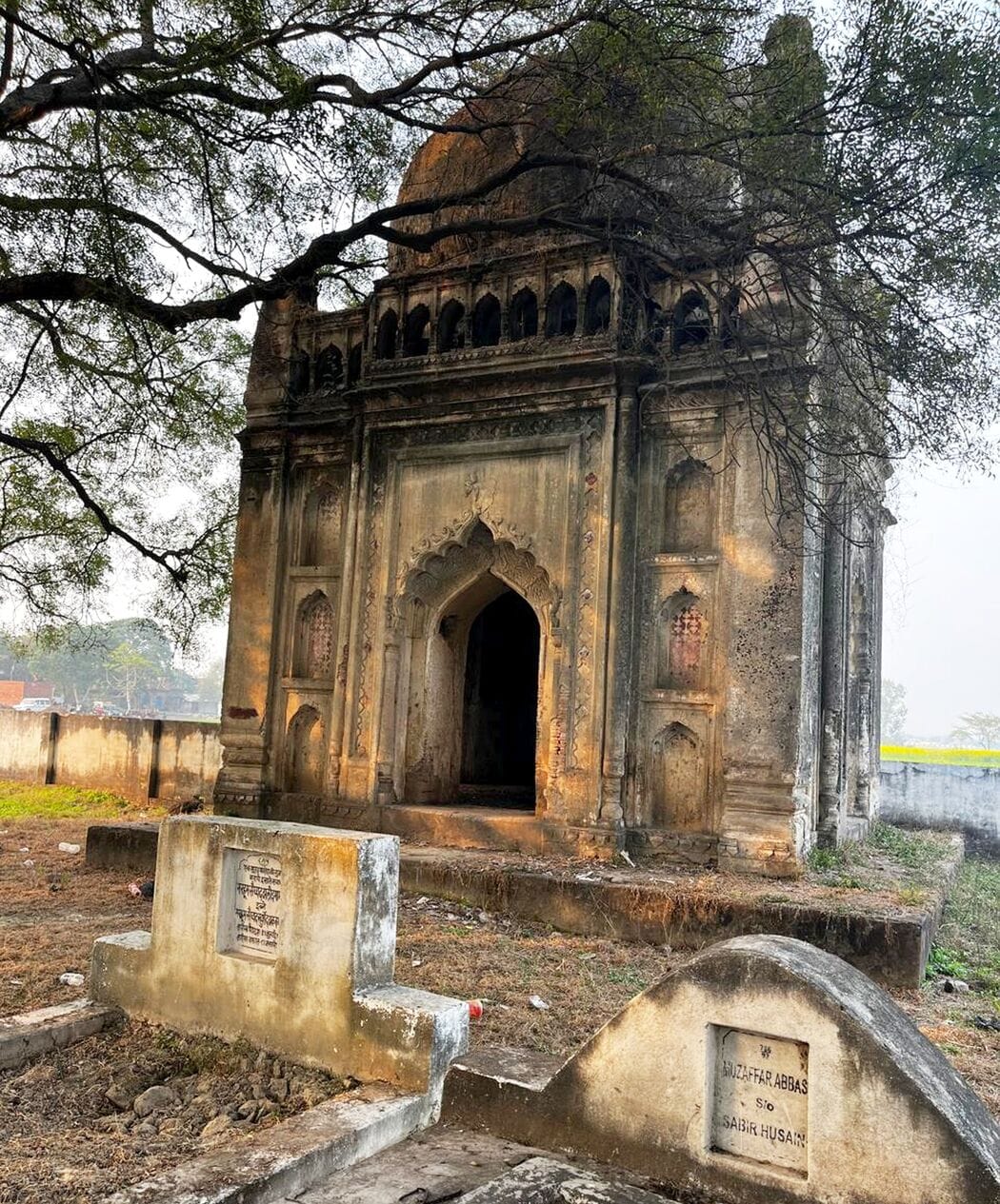फोटो-28-मौके पर जांच करती नायब तहसीलदार लक्ष्मी बाजपेयी व मौजूद पुलिस बल। संवाद