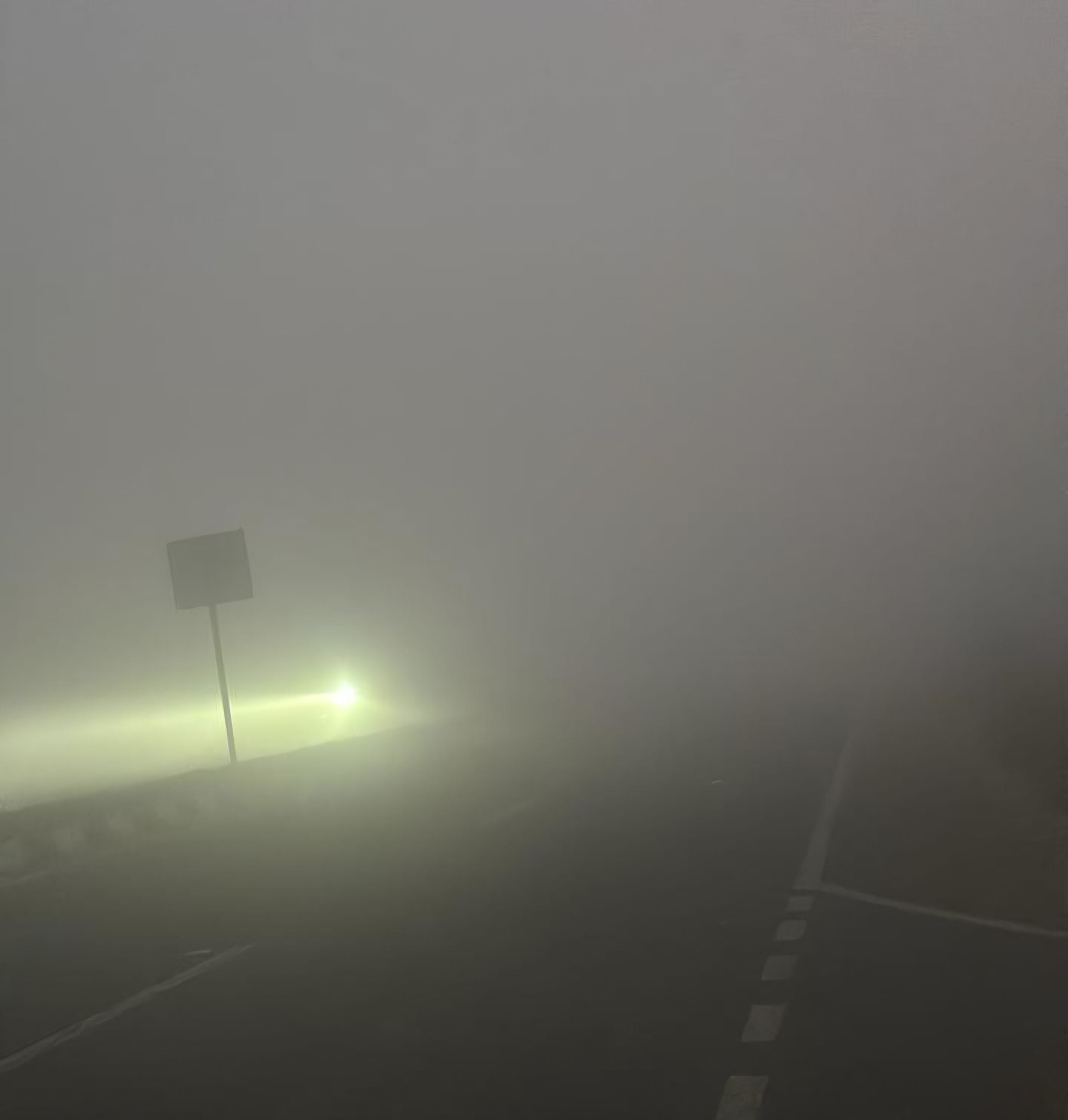 फोटो :39: सोनीपत के गन्नौर में हुए हादसे के बाद मौके पर खड़ा कैंटर। संवाद फोटो :39: सोनीपत के गन्नौर में हुए हादसे के बाद मौके पर खड़ा कैंटर। संवाद