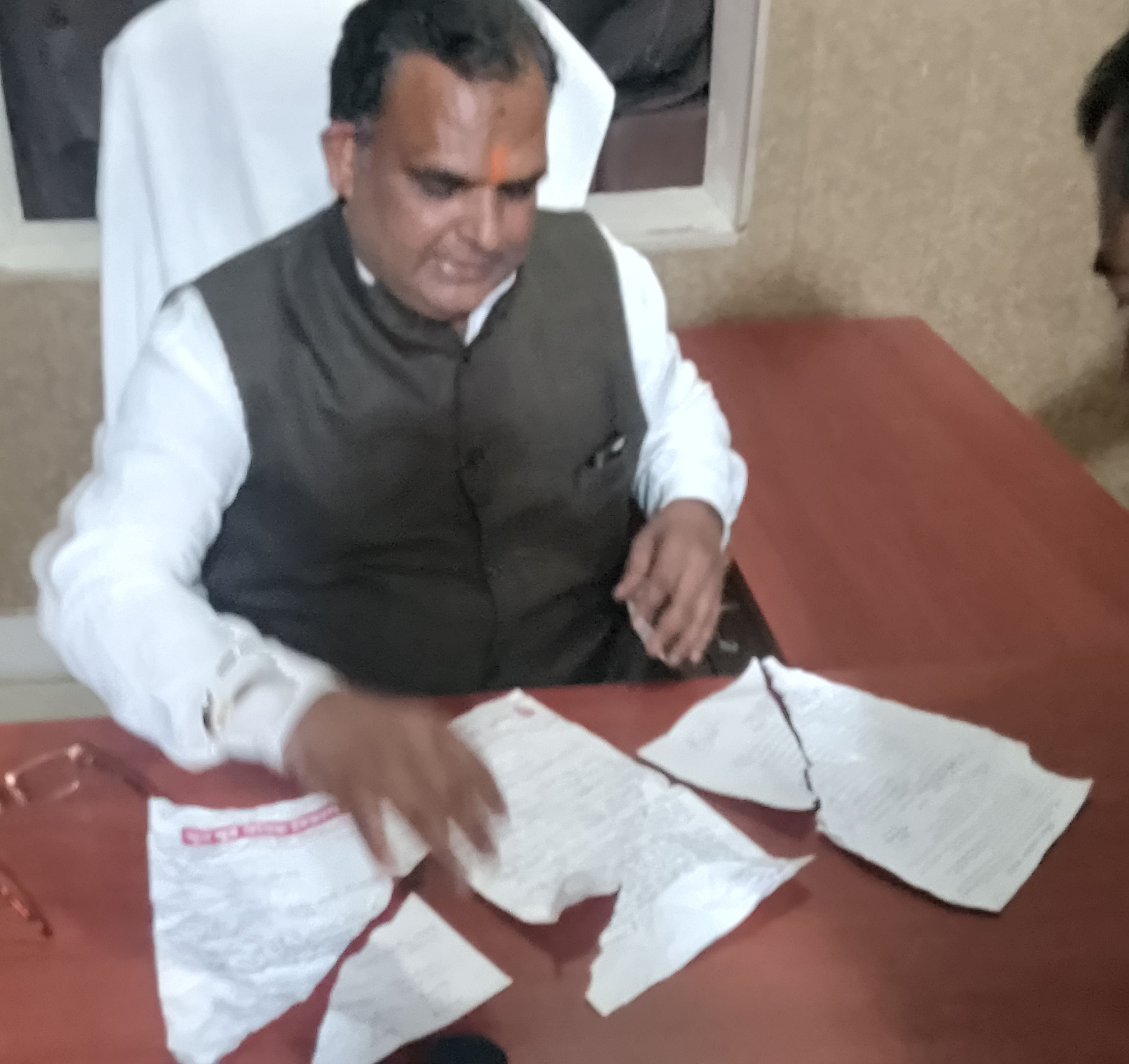 फोटो संख्या:55 नगर पालिका कार्यालय में बैठक करते प्रधान व पार्षद। संवाद फोटो संख्या:55 नगर पालिका कार्यालय में बैठक करते प्रधान व पार्षद। संवाद