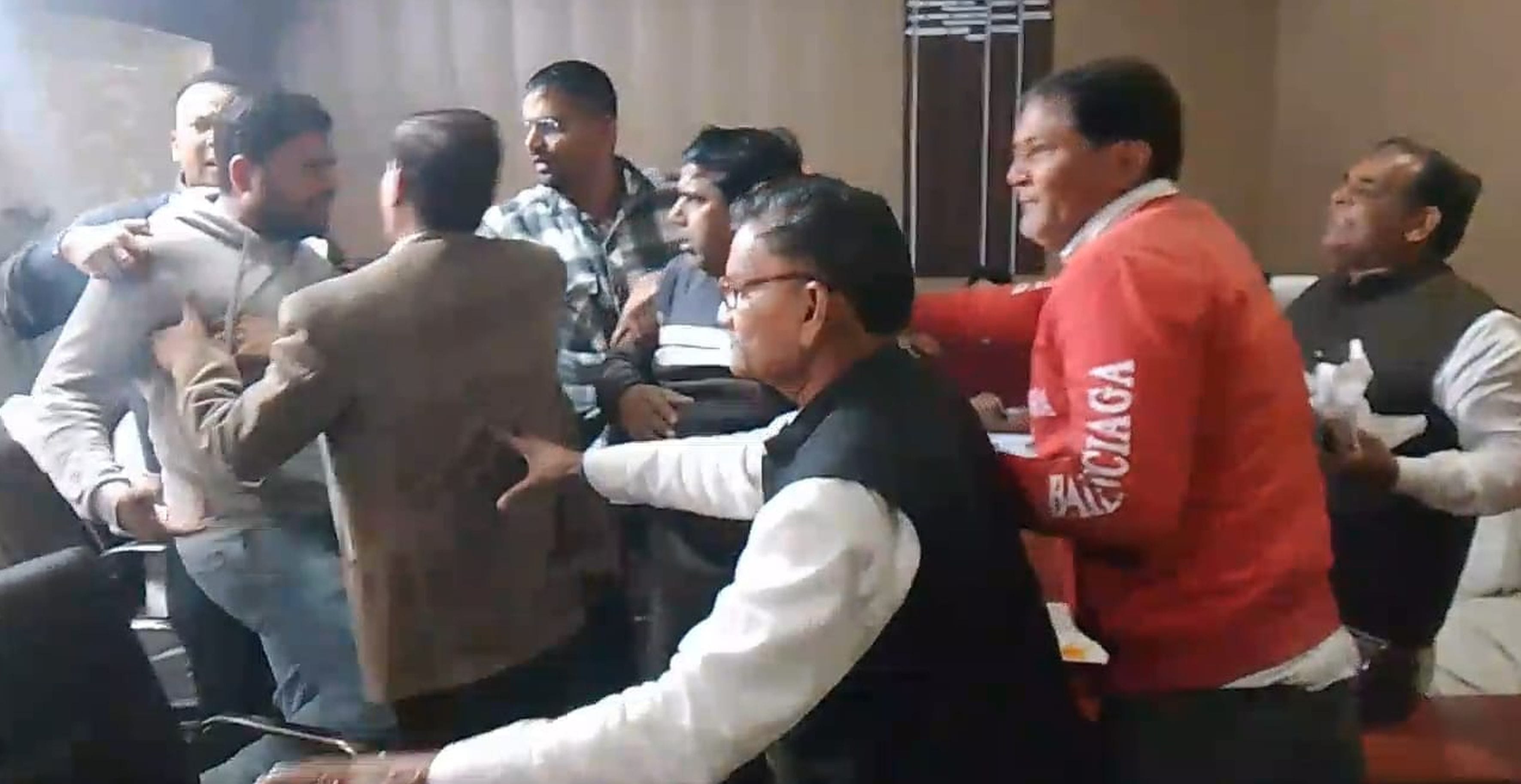 फोटो संख्या:55 नगर पालिका कार्यालय में बैठक करते प्रधान व पार्षद। संवाद फोटो संख्या:55 नगर पालिका कार्यालय में बैठक करते प्रधान व पार्षद। संवाद