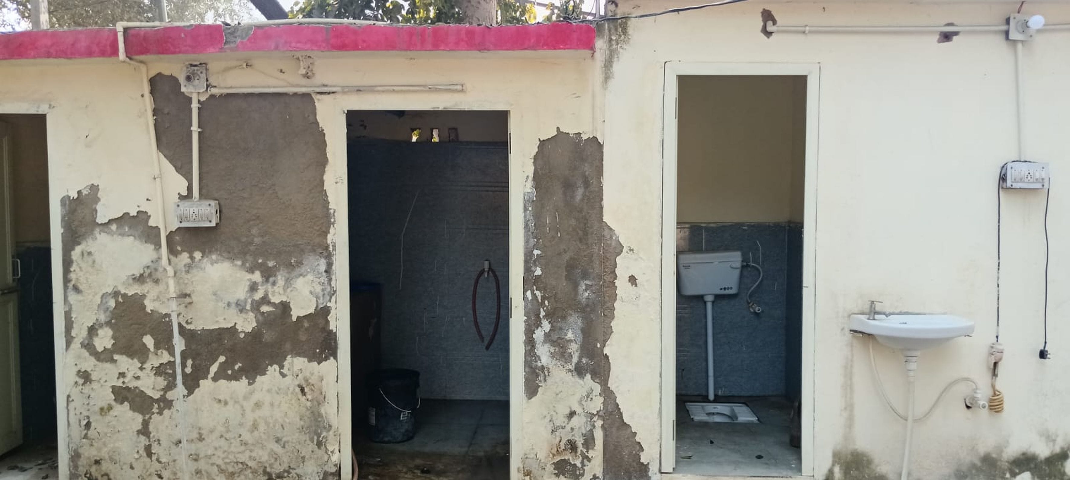 फोटो संख्या:61 चौकी स्थित महिला क्वार्टर में अखबार व गत्ते से ढंकी खिड़की। संवाद फोटो संख्या:61 चौकी स्थित महिला क्वार्टर में अखबार व गत्ते से ढंकी खिड़की। संवाद