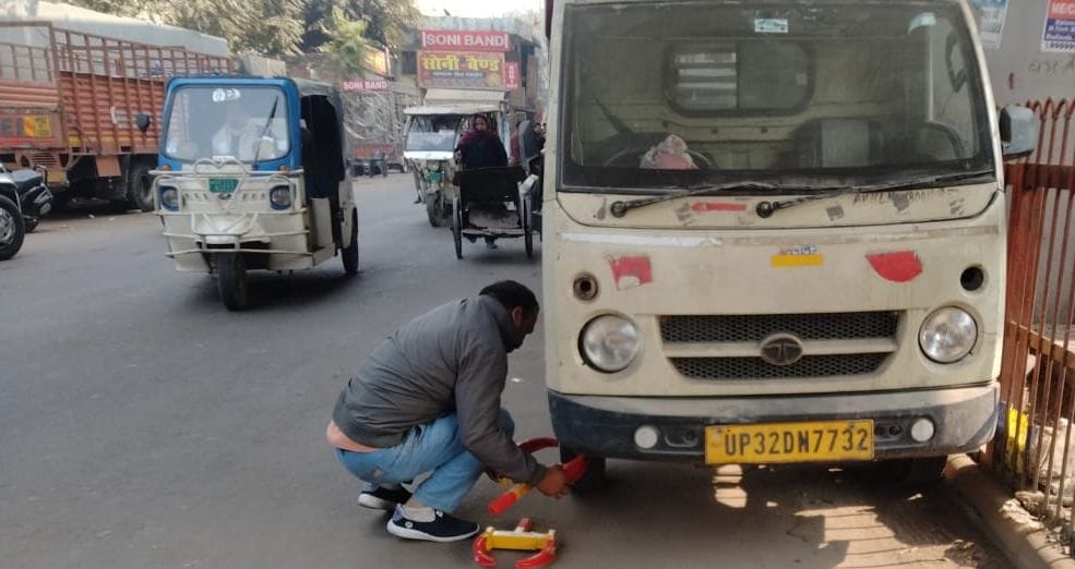 गंदगी फैलाने और अतिक्रमण करने पर कार्रवाई।