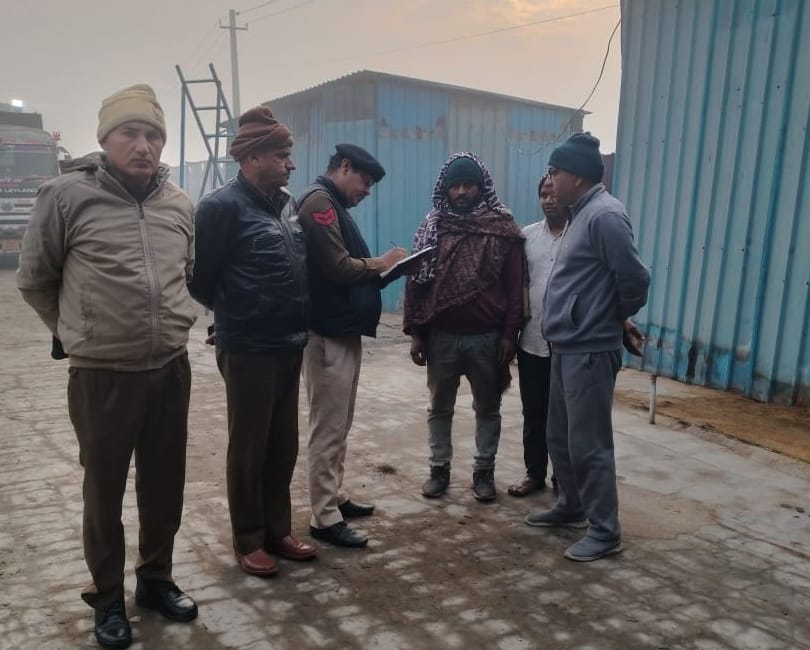 होटल में रजिस्टर की जांच करते थाना प्रभारी सतपाल सिंह