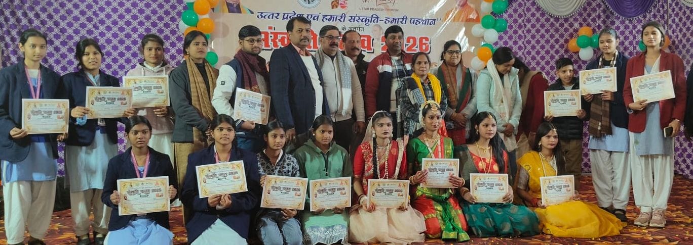 जिला स्तरीय सांस्कृतिक प्रतियोगिता में विजेता सिद्धि को पुरस्कृत करते मुख्य विकास अधिकारी नागें जिला स्तरीय सांस्कृतिक प्रतियोगिता में विजेता सिद्धि को पुरस्कृत करते मुख्य विकास अधिकारी नागें