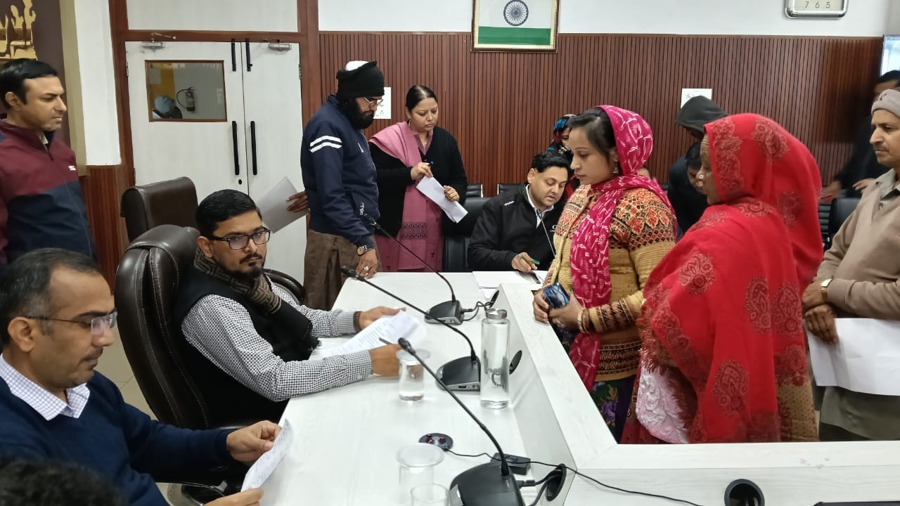 कुरुक्षेत्र। पेंशन शुरू होने के आदेश पारित होने के बाद जानकारी देते बुजुर्ग। संवाद कुरुक्षेत्र। पेंशन शुरू होने के आदेश पारित होने के बाद जानकारी देते बुजुर्ग। संवाद