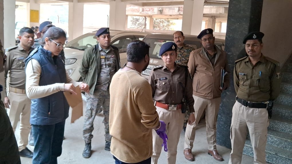 लिफ्ट से गिरकर मेड की मौत