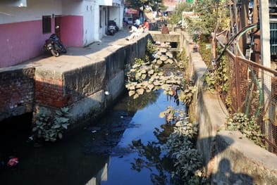 लखनऊ-दिल्ली हाइवे पर तिलहर के गांव बतलैया के पास बने तालाब पर नहीं बनी बाउंड्रीवॉल। संवाद