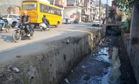 लखनऊ-दिल्ली हाइवे पर तिलहर के गांव बतलैया के पास बने तालाब पर नहीं बनी बाउंड्रीवॉल। संवाद