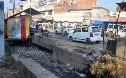 लखनऊ-दिल्ली हाइवे पर तिलहर के गांव बतलैया के पास बने तालाब पर नहीं बनी बाउंड्रीवॉल। संवाद
