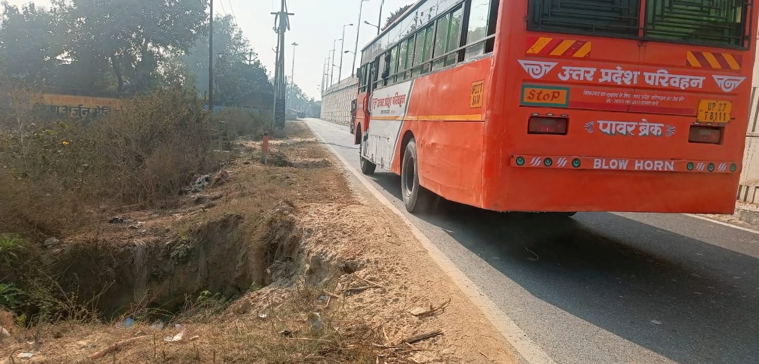 लखनऊ-दिल्ली हाइवे पर तिलहर के गांव बतलैया के पास बने तालाब पर नहीं बनी बाउंड्रीवॉल। संवाद