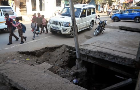 लखनऊ-दिल्ली हाइवे पर तिलहर के गांव बतलैया के पास बने तालाब पर नहीं बनी बाउंड्रीवॉल। संवाद
