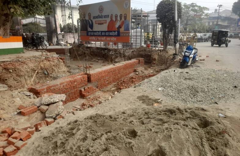 लखनऊ-दिल्ली हाइवे पर तिलहर के गांव बतलैया के पास बने तालाब पर नहीं बनी बाउंड्रीवॉल। संवाद