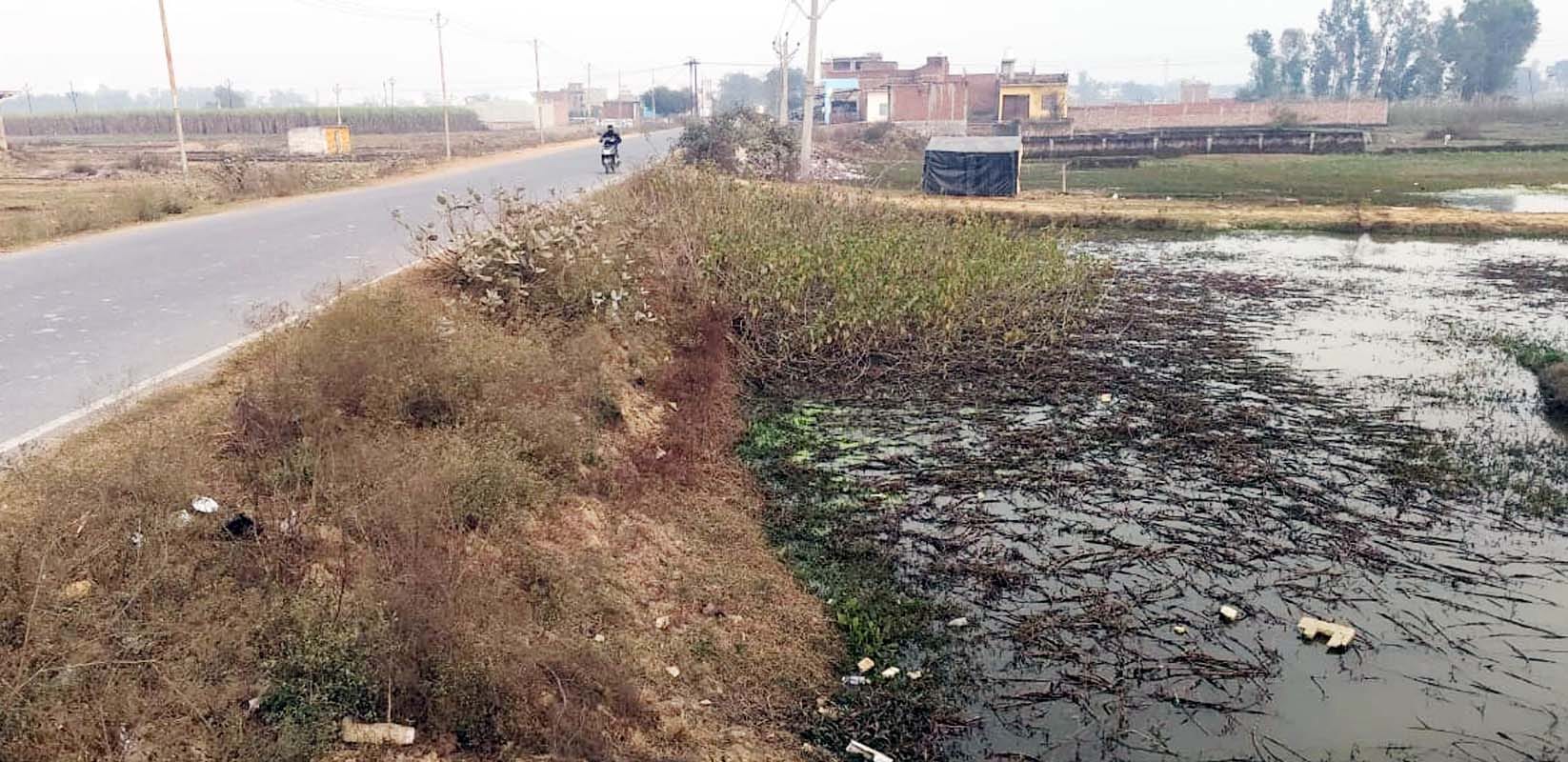 लखनऊ-दिल्ली हाइवे पर तिलहर के गांव बतलैया के पास बने तालाब पर नहीं बनी बाउंड्रीवॉल। संवाद