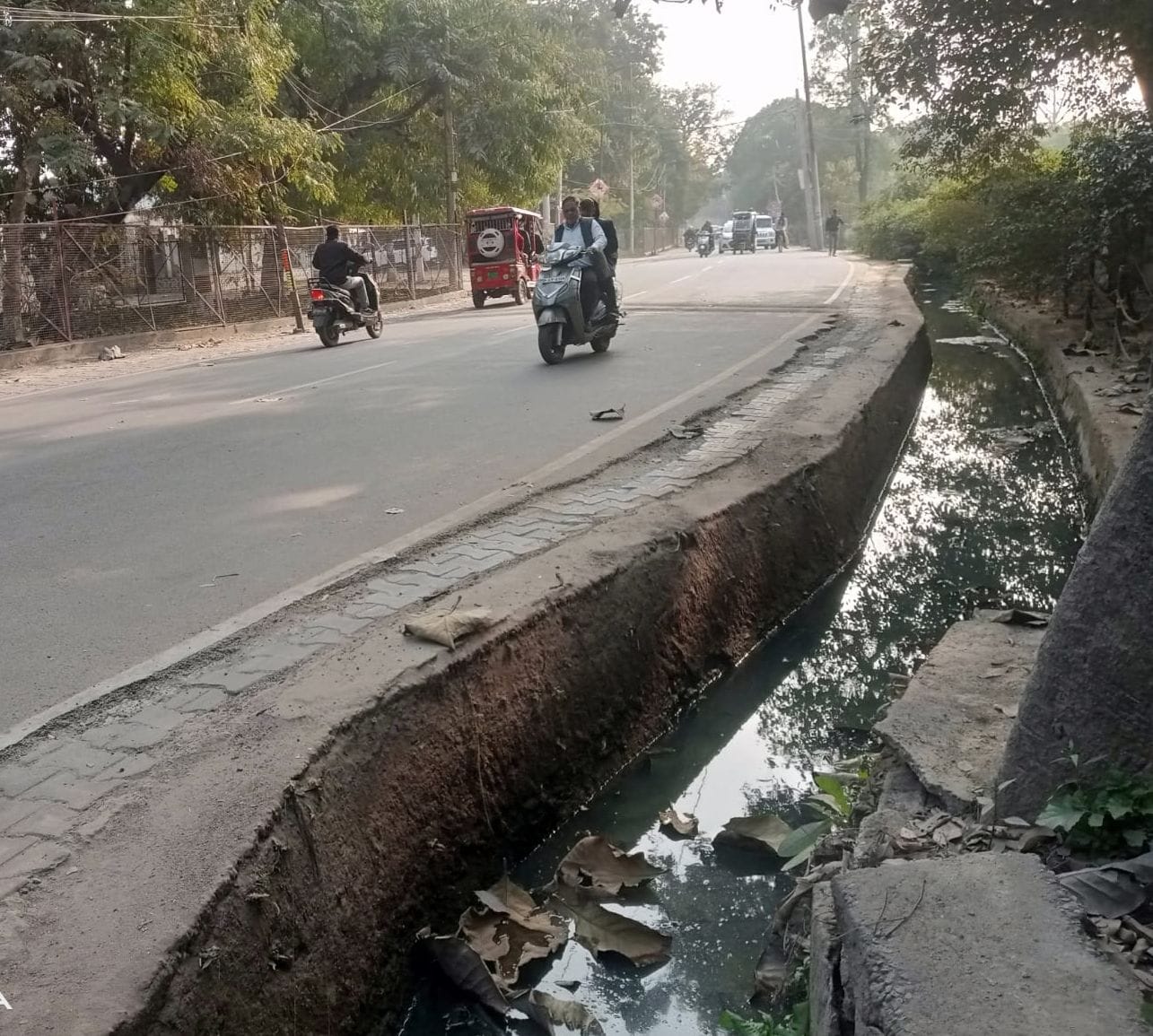 मैगलगंज में हाईवे किनारे तालाब, जहां नहीं हैं सुरक्षा के कोई इंतजाम। संवाद