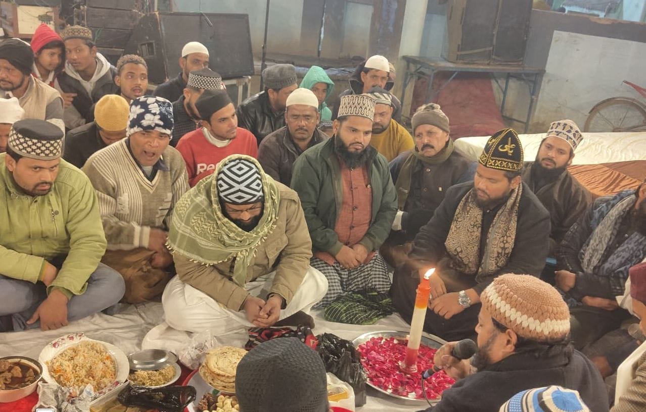 मीरानपुर कटरा में खानकाह कलीमिया में चादरपोशी करने जाते अकीदतमंद। स्रोत: आयोजक