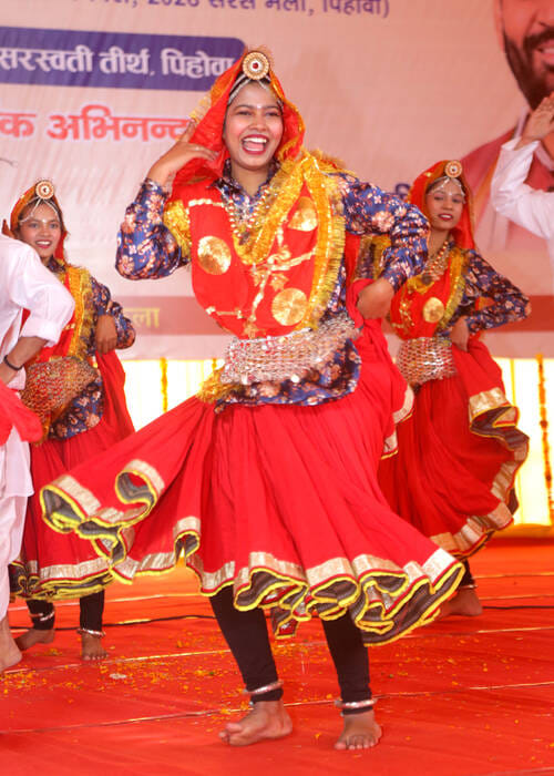 पिहोवा। महोत्सव के पहले दिन सांस्कृतिक प्रस्तुतियां देती छात्राएं। स्वयं पिहोवा। महोत्सव के पहले दिन सांस्कृतिक प्रस्तुतियां देती छात्राएं। स्वयं