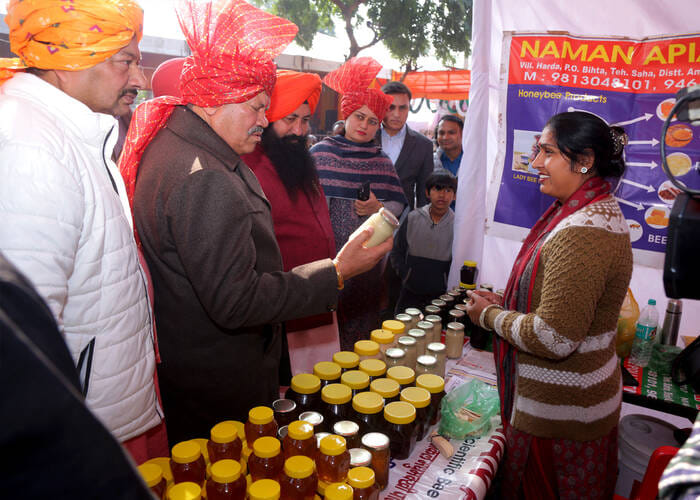 पिहोवा। महोत्सव के पहले दिन सांस्कृतिक प्रस्तुतियां देती छात्राएं। स्वयं पिहोवा। महोत्सव के पहले दिन सांस्कृतिक प्रस्तुतियां देती छात्राएं। स्वयं