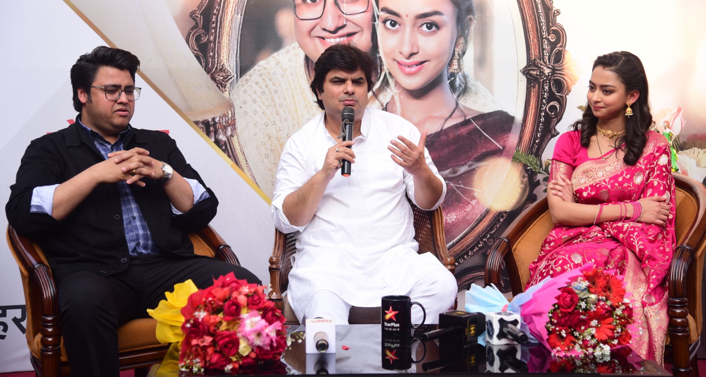 प्रेसवार्ता के दौरान धारावाहिक की टीम के सदस्य व हास्य कलाकार अन्नू अवस्थी, सचिन पांडेय (बीच मे